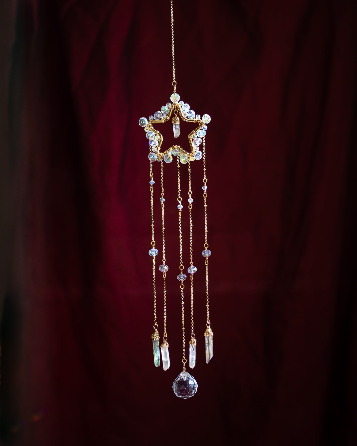 Atrapasol con prismas de cristal en forma de estrella en miniatura