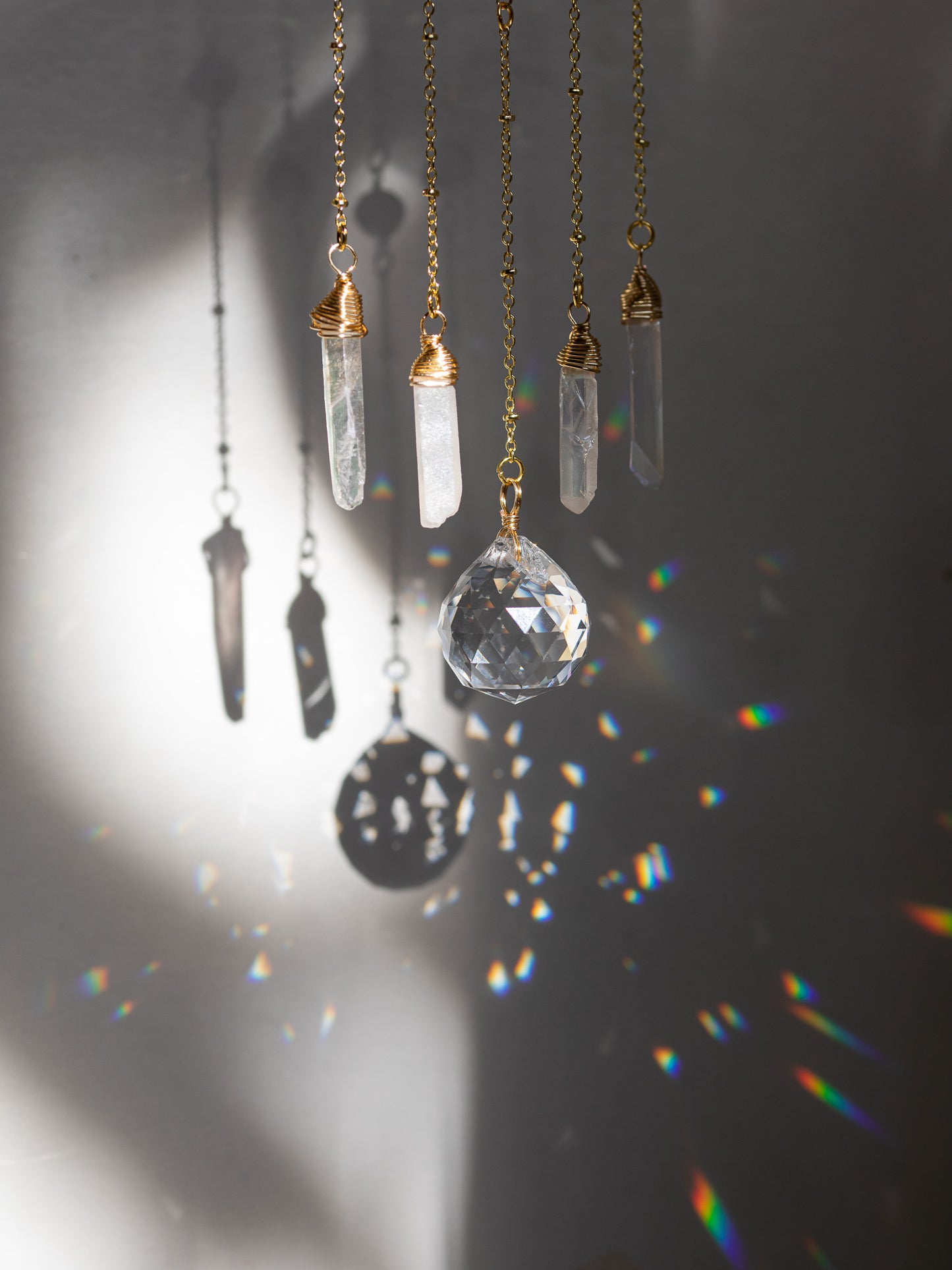Atrapasol con prismas de cristal en forma de estrella en miniatura