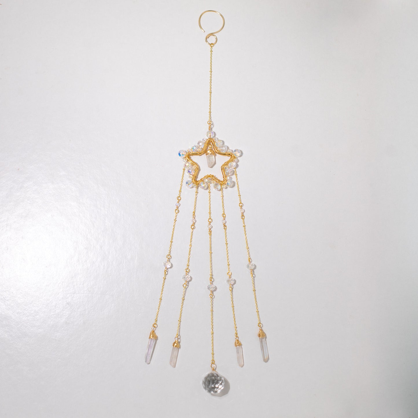 Atrapasol con prismas de cristal en forma de estrella en miniatura