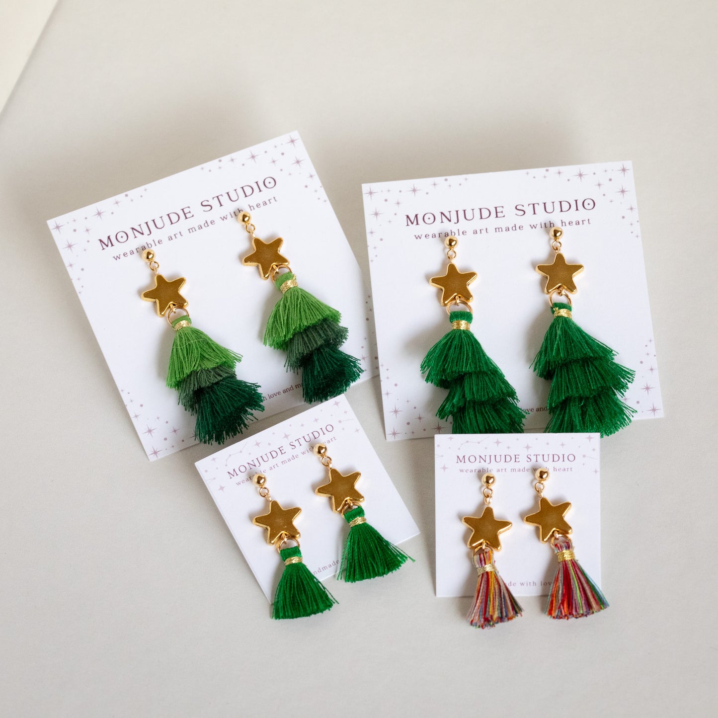 Pendientes de árbol de Navidad con borlas