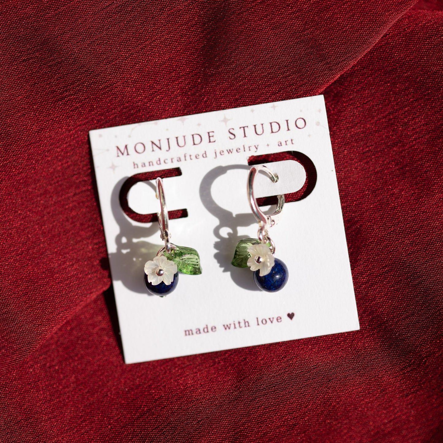 Pendientes Huggie con flor de arándano