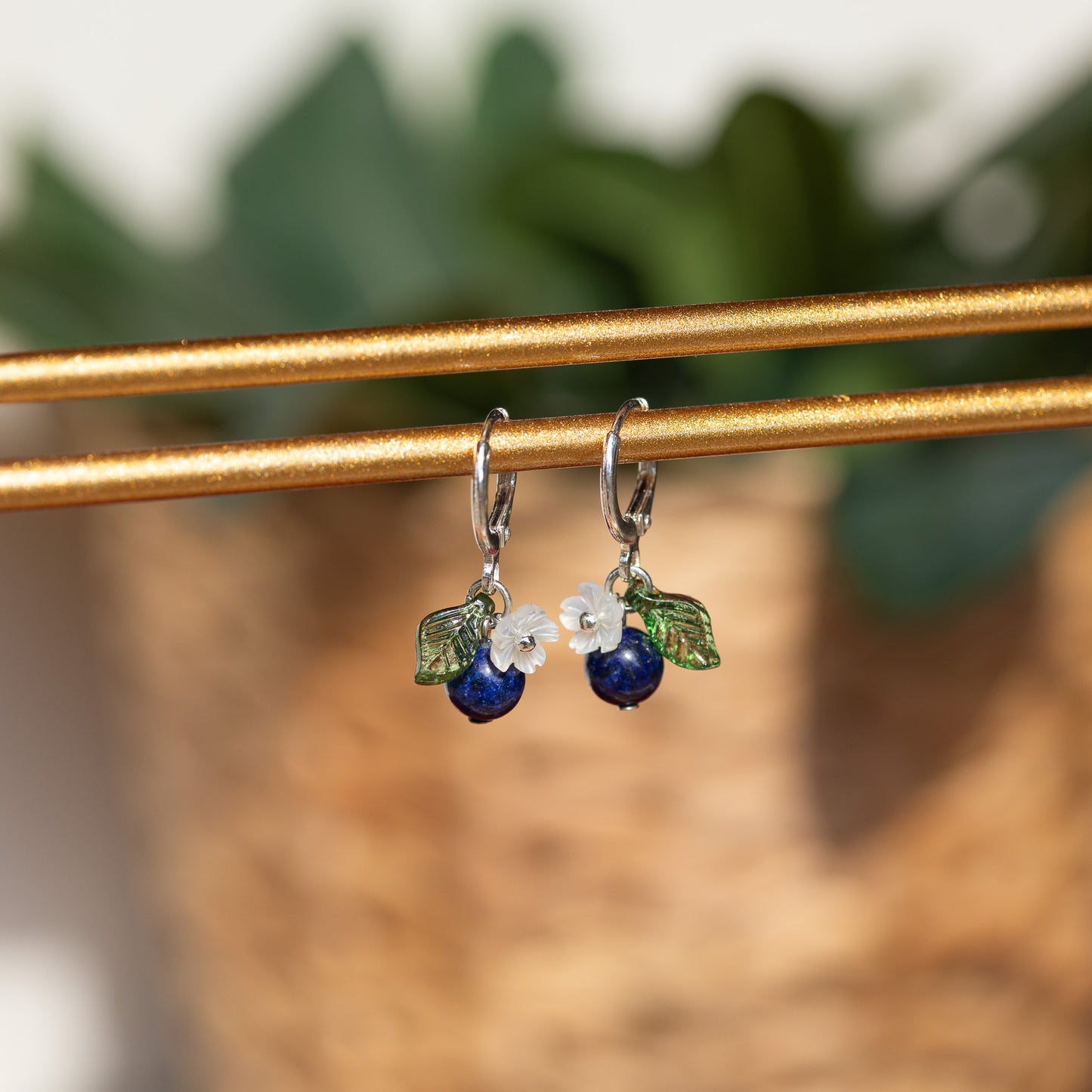 Pendientes Huggie con flor de arándano
