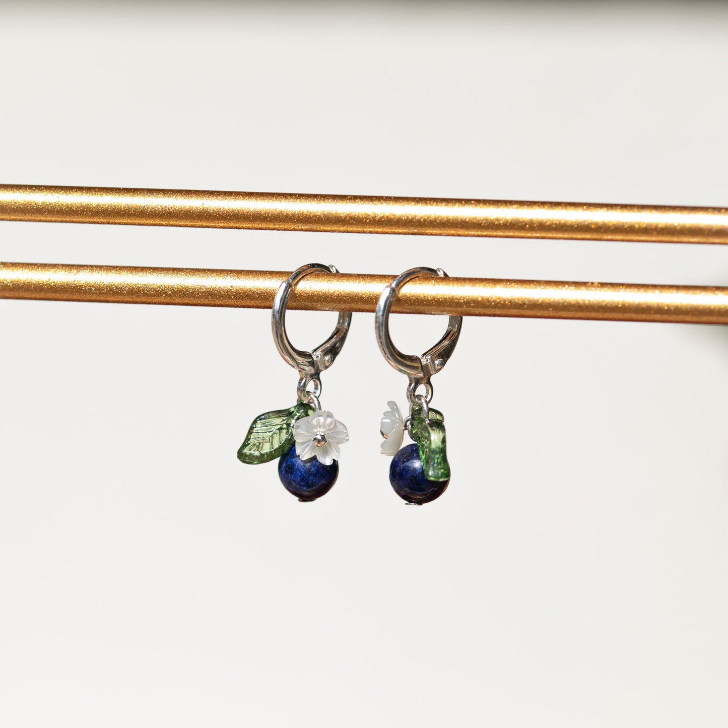 Pendientes Huggie con flor de arándano