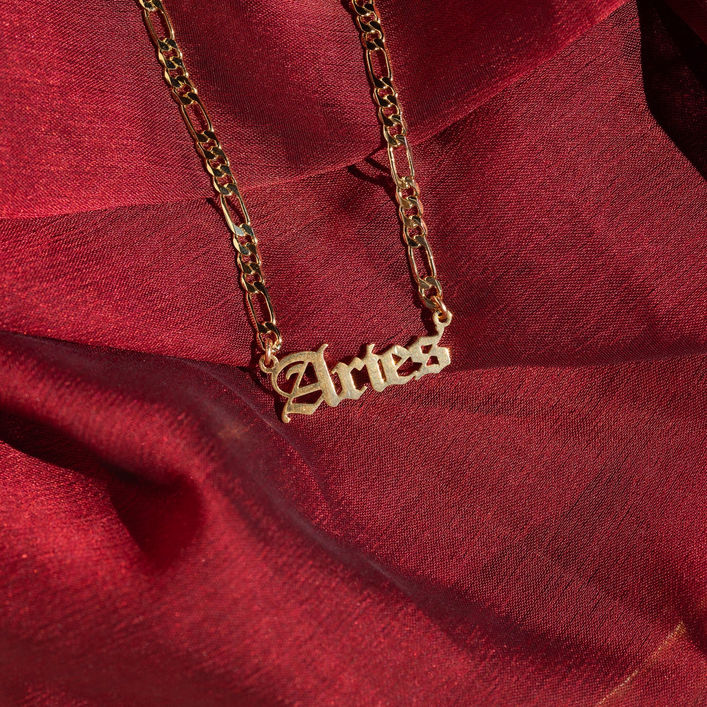 Collar con placa del zodiaco (relleno de oro)