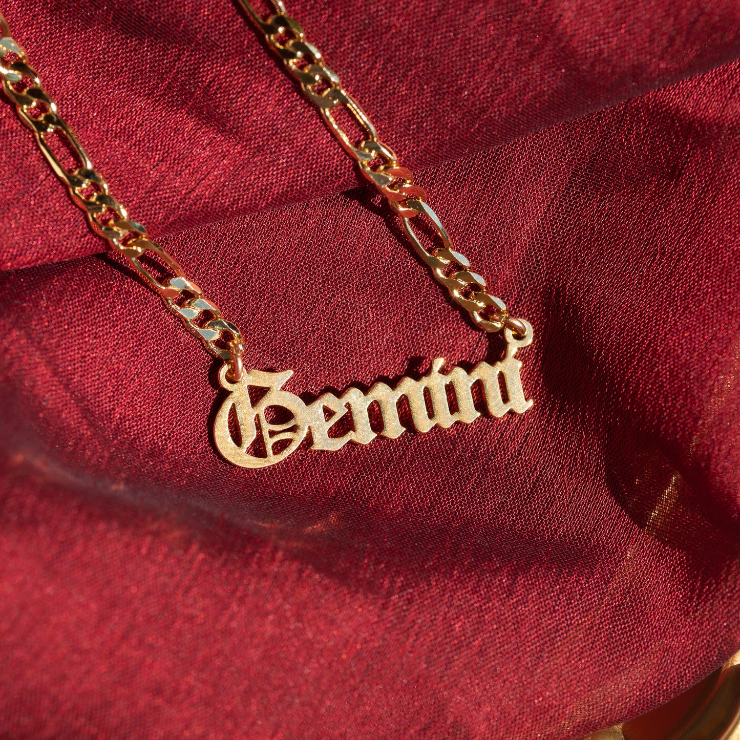 Collar con placa del zodiaco (relleno de oro)