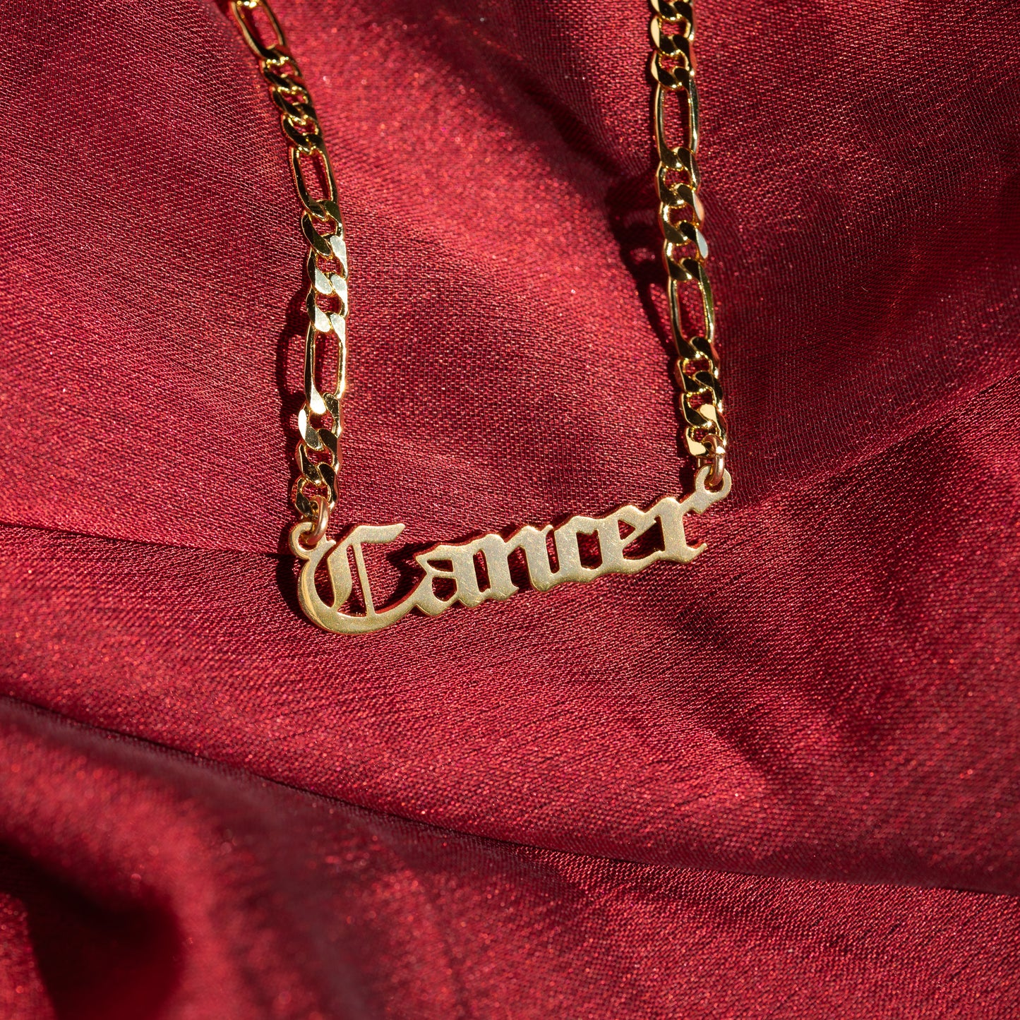 Collar con placa del zodiaco (relleno de oro)