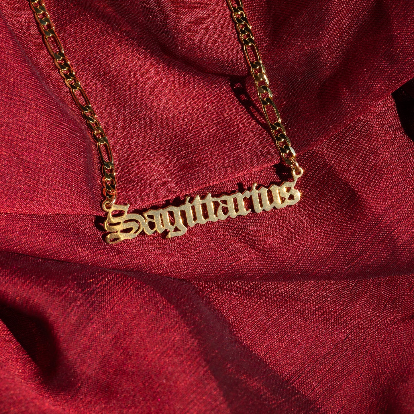 Collar con placa del zodiaco (relleno de oro)