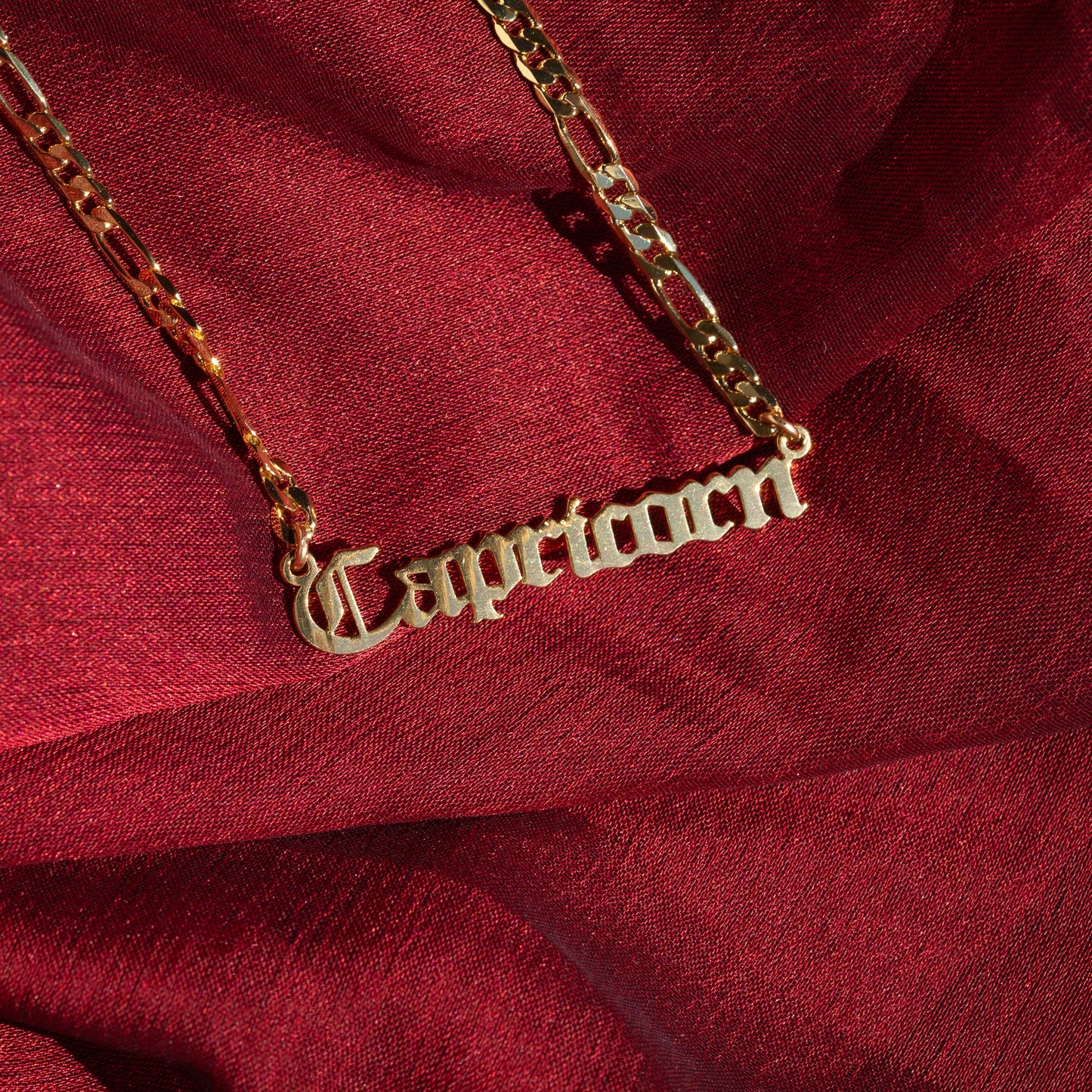 Collar con placa del zodiaco (relleno de oro)