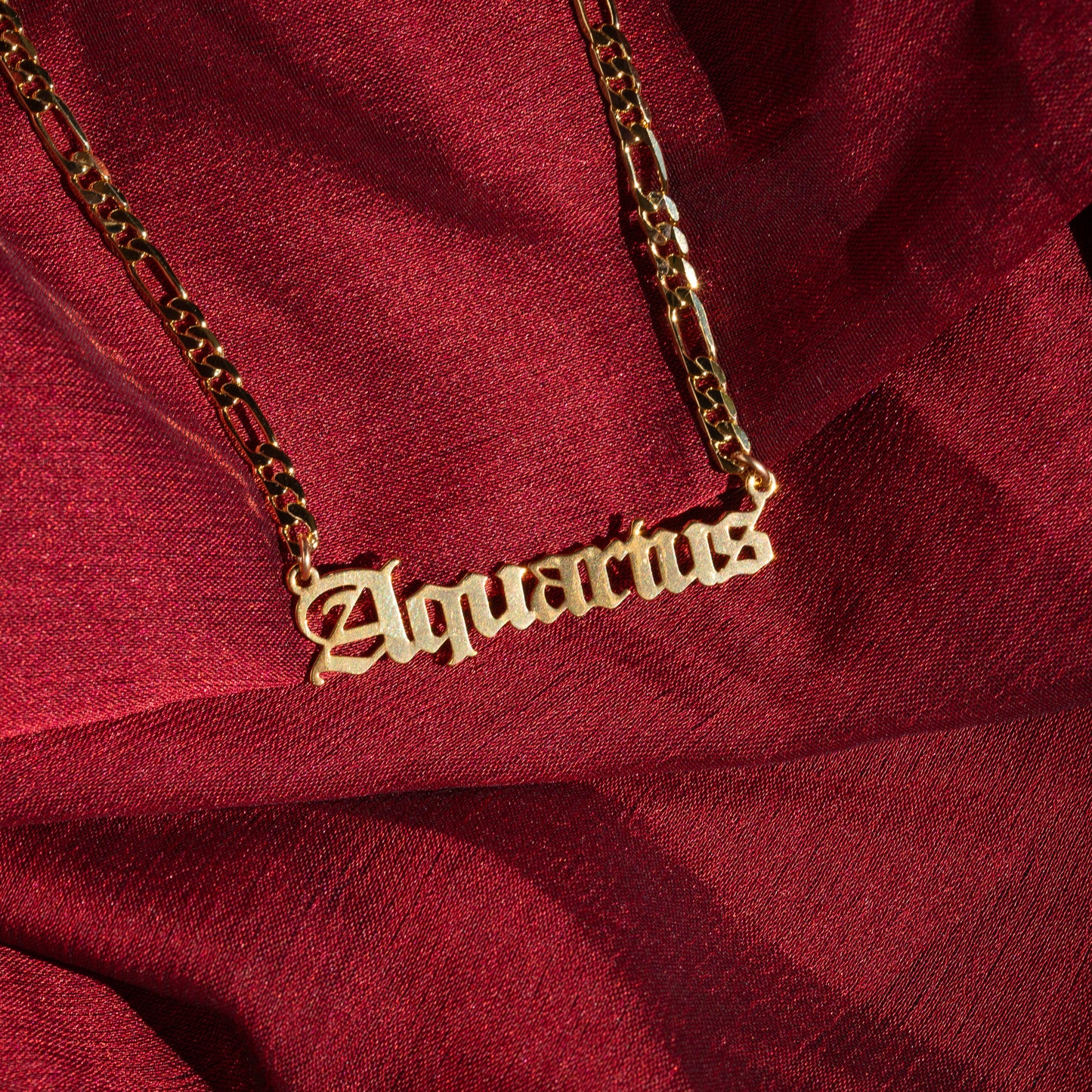 Collar con placa del zodiaco (relleno de oro)