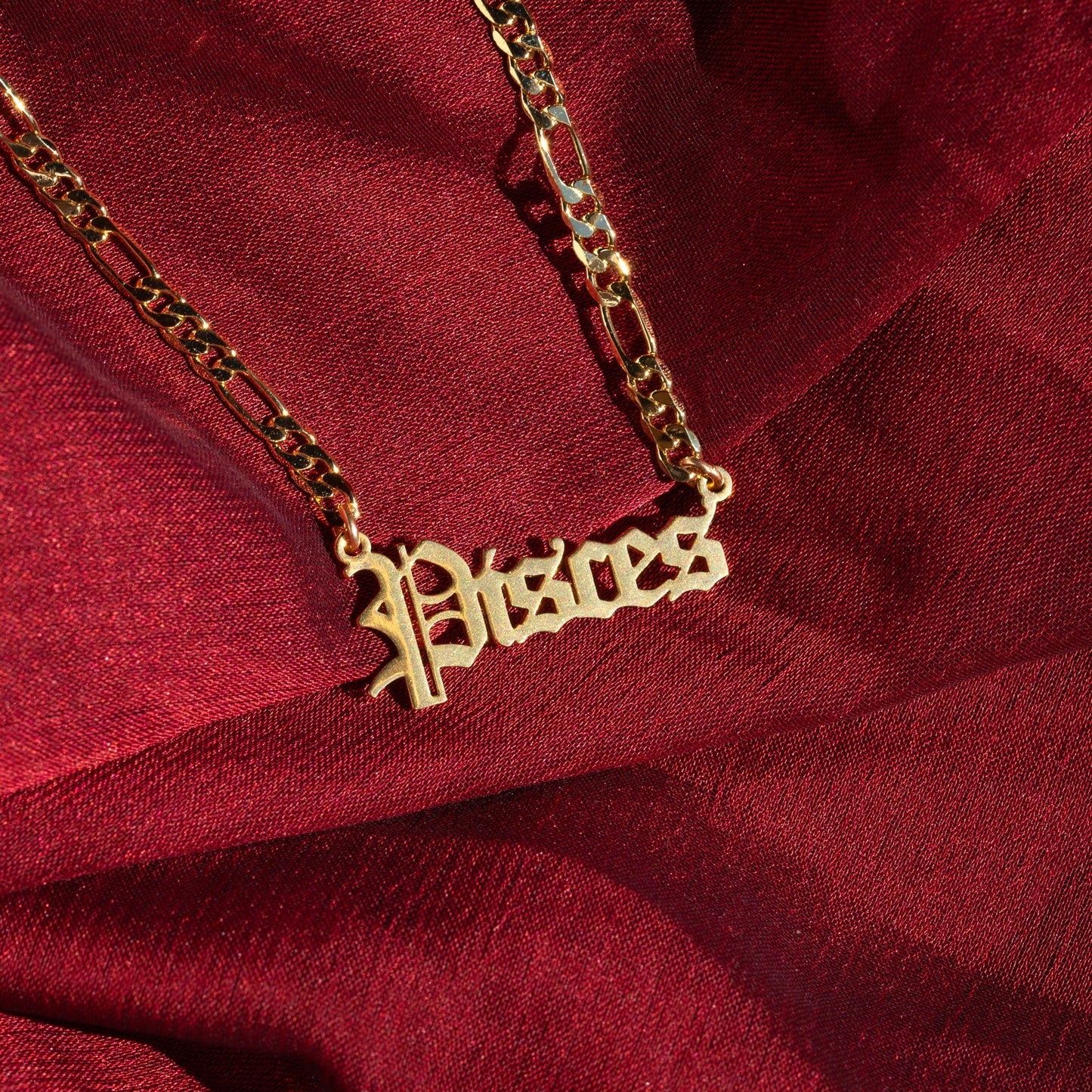 Collar con placa del zodiaco (relleno de oro)