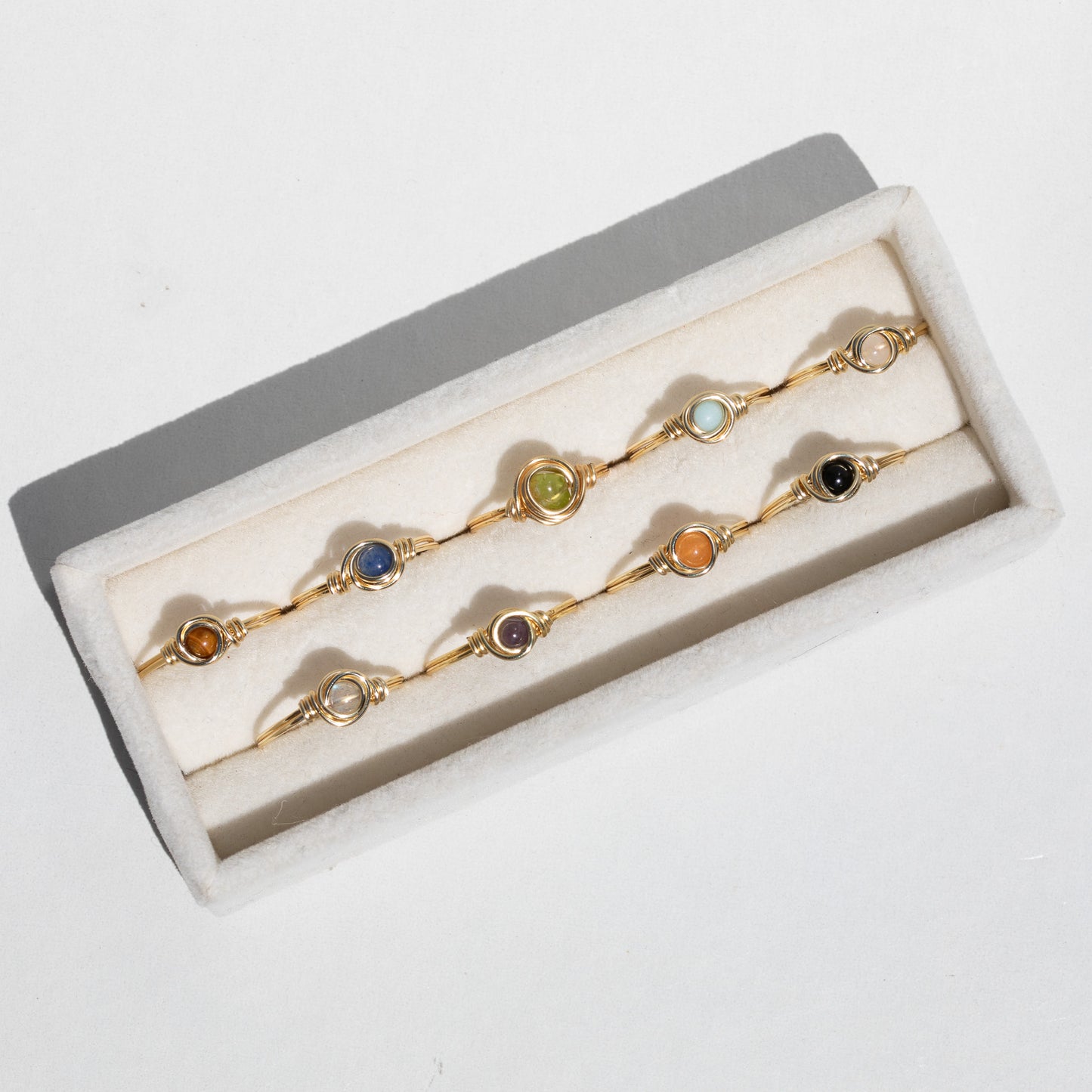 Anillo de oro con gemas envueltas en alambre