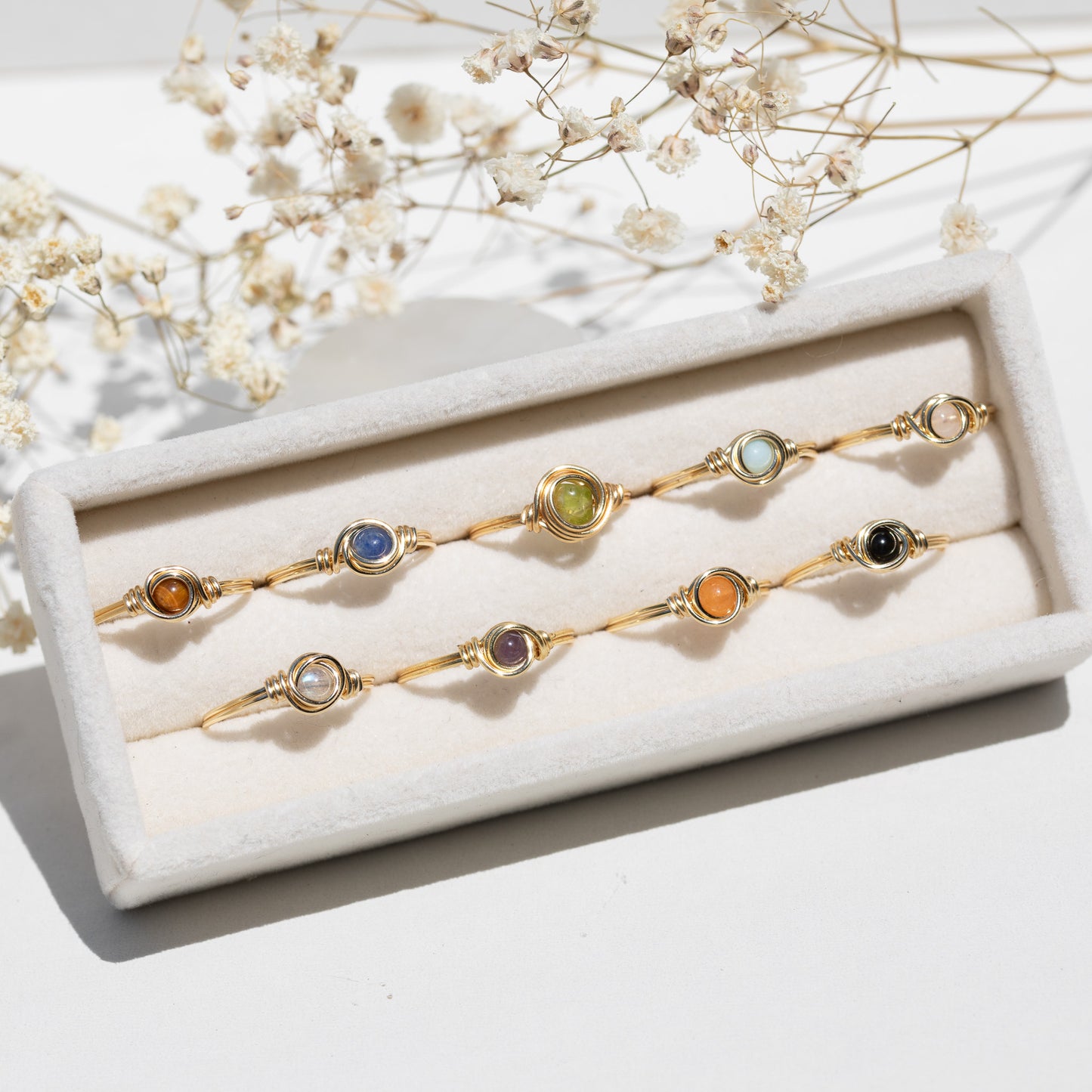 Anillo de oro con gemas envueltas en alambre