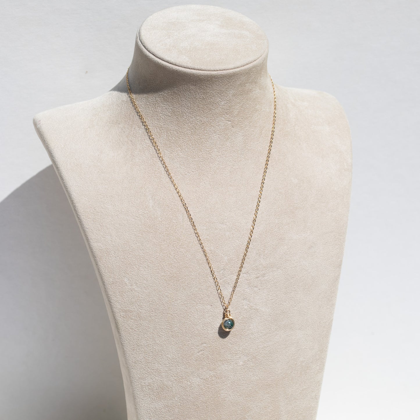 Collar de piedras preciosas redondas