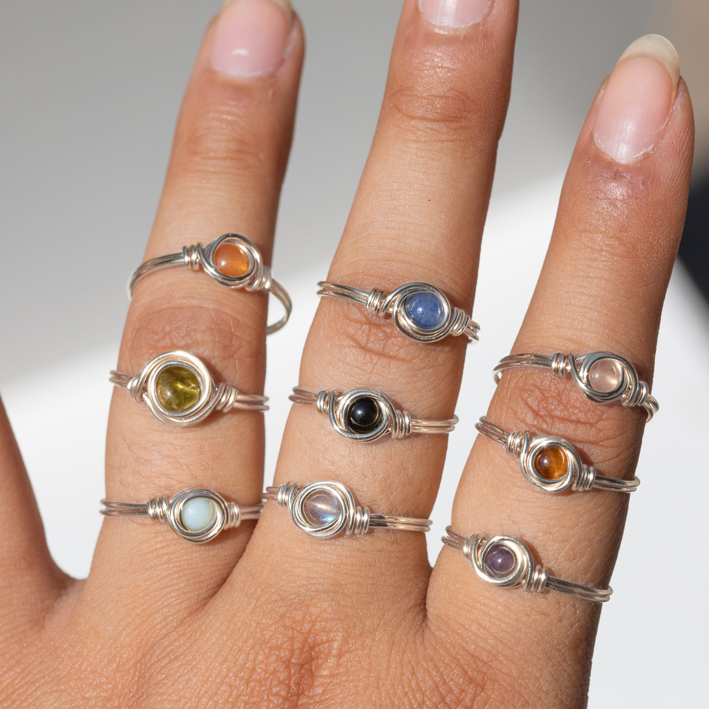 Anillo de plata con piedras preciosas envueltas en alambre