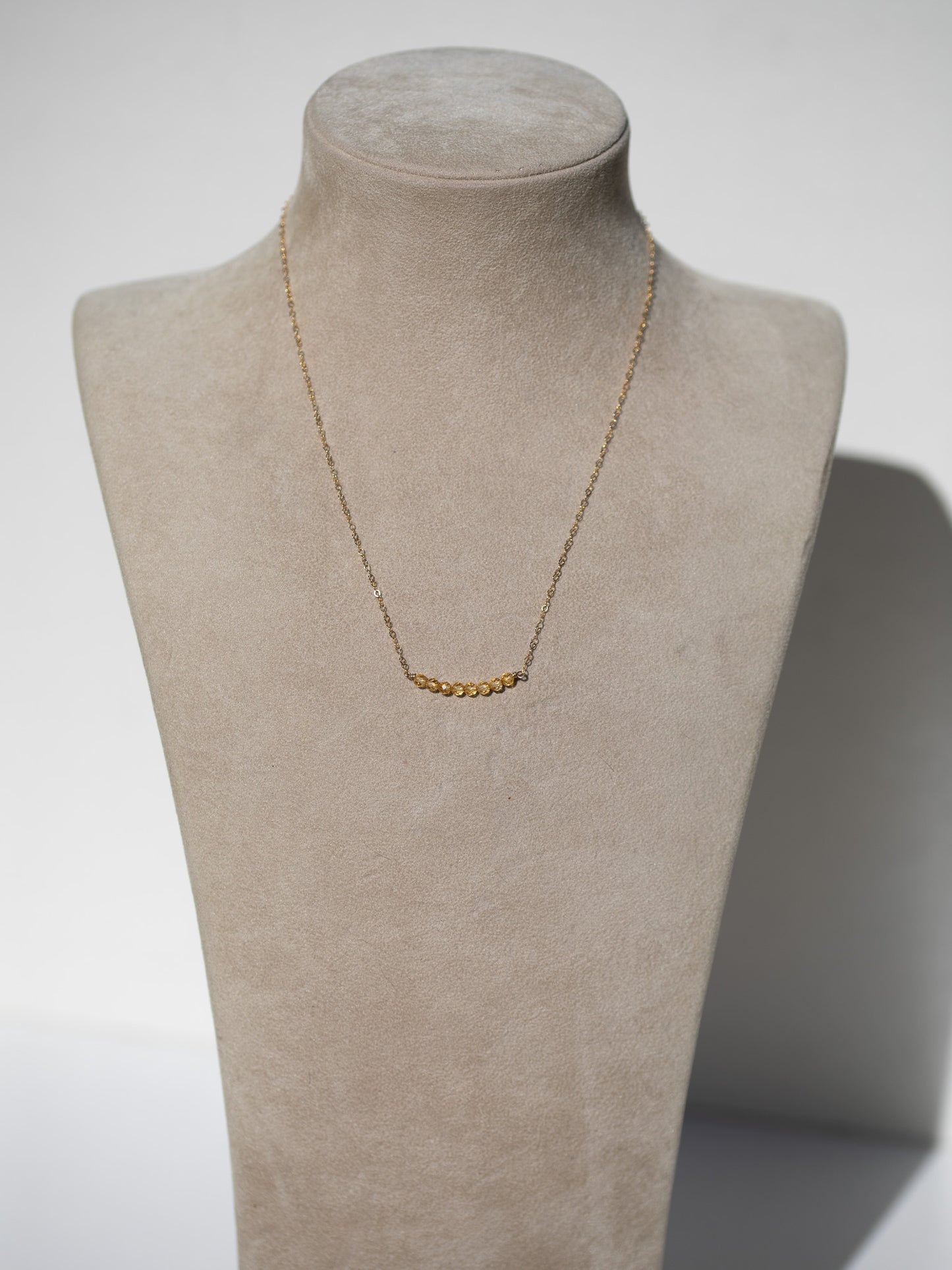 Collar con barra de piedra de nacimiento