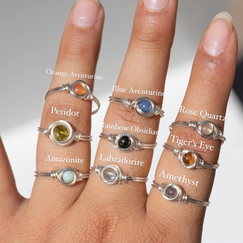 Anillo de plata con piedras preciosas envueltas en alambre