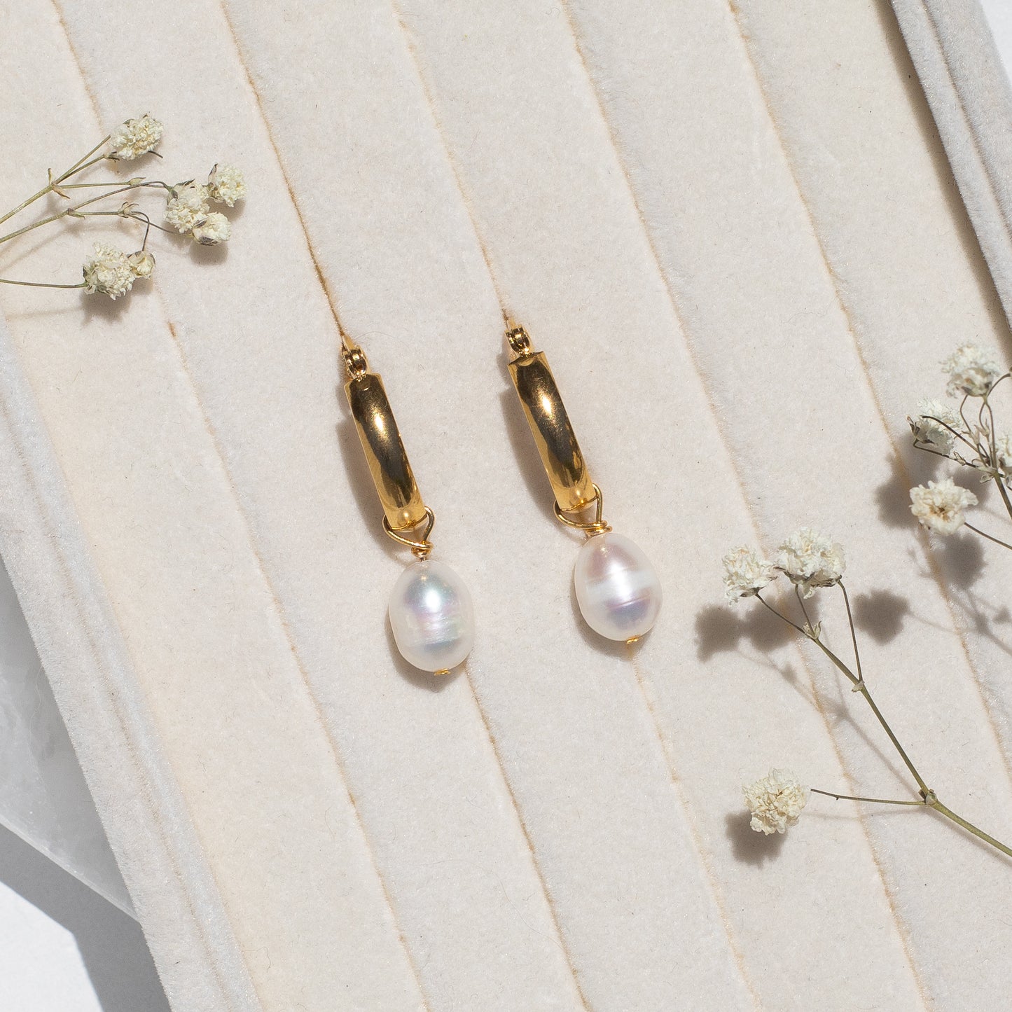 Aros de perlas caídas