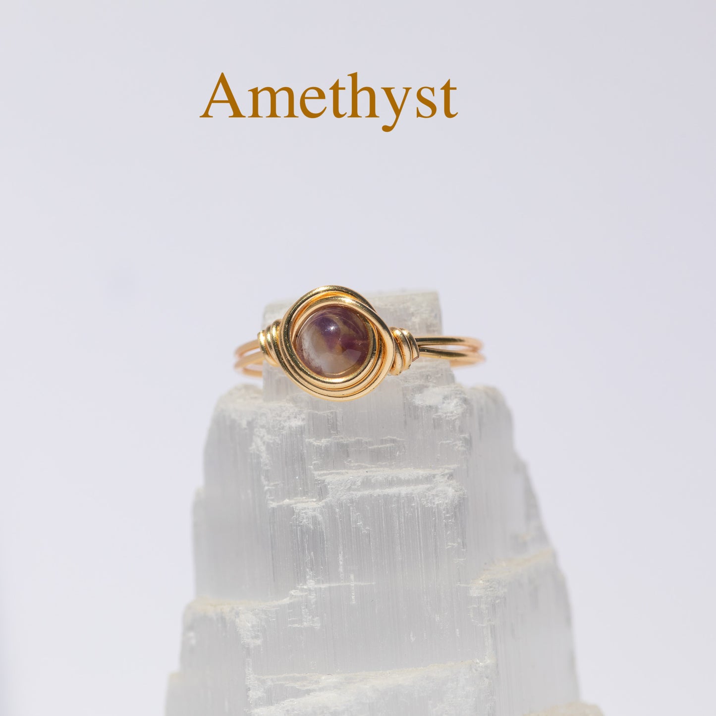 Anillo de piedras preciosas envuelto en alambre (oro)