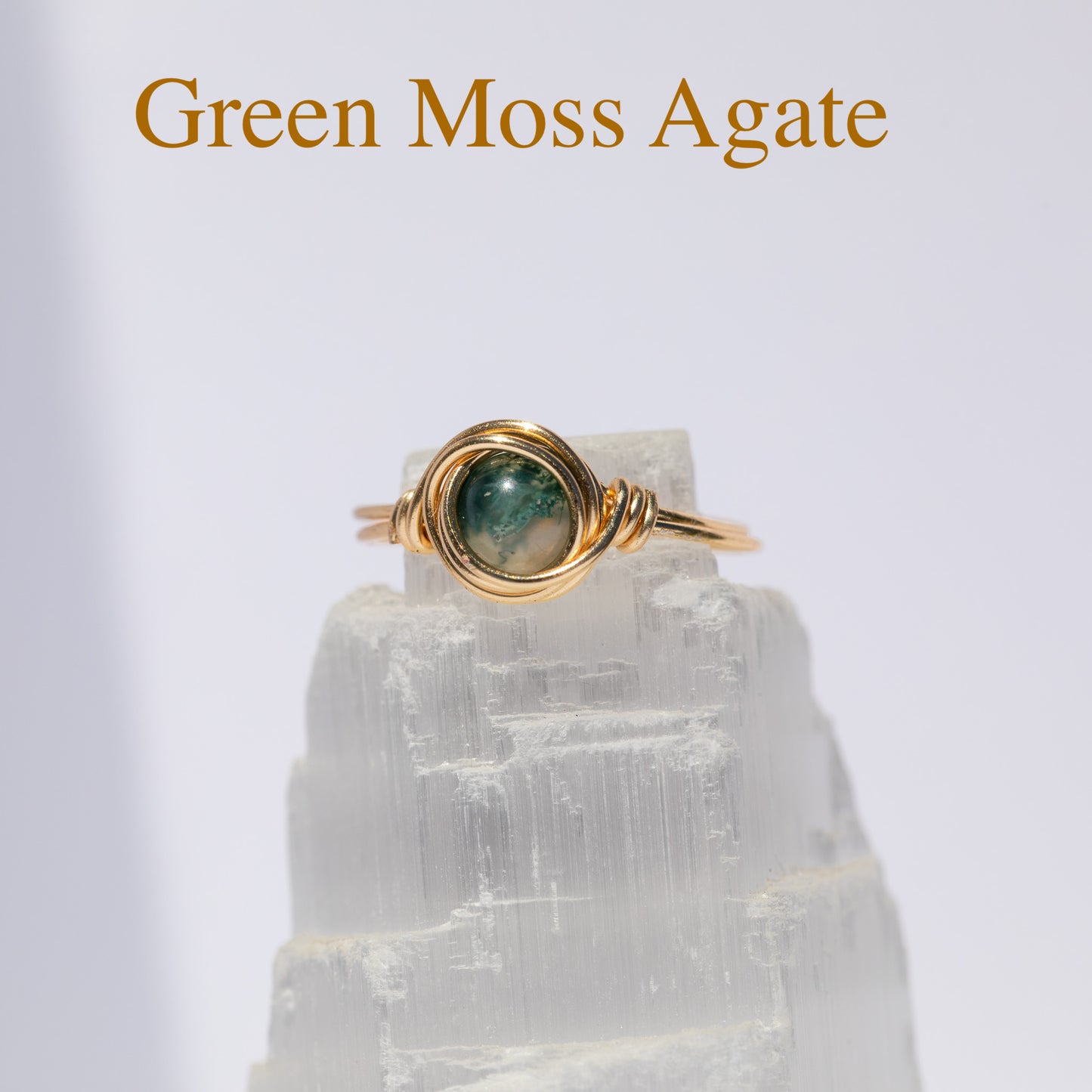 Anillo de piedras preciosas envuelto en alambre (oro)