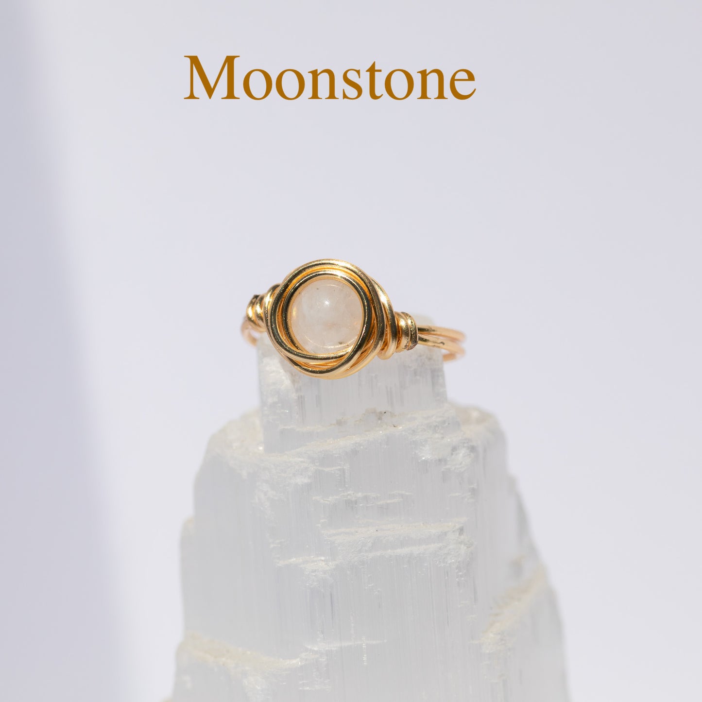 Anillo de piedras preciosas envuelto en alambre (oro)