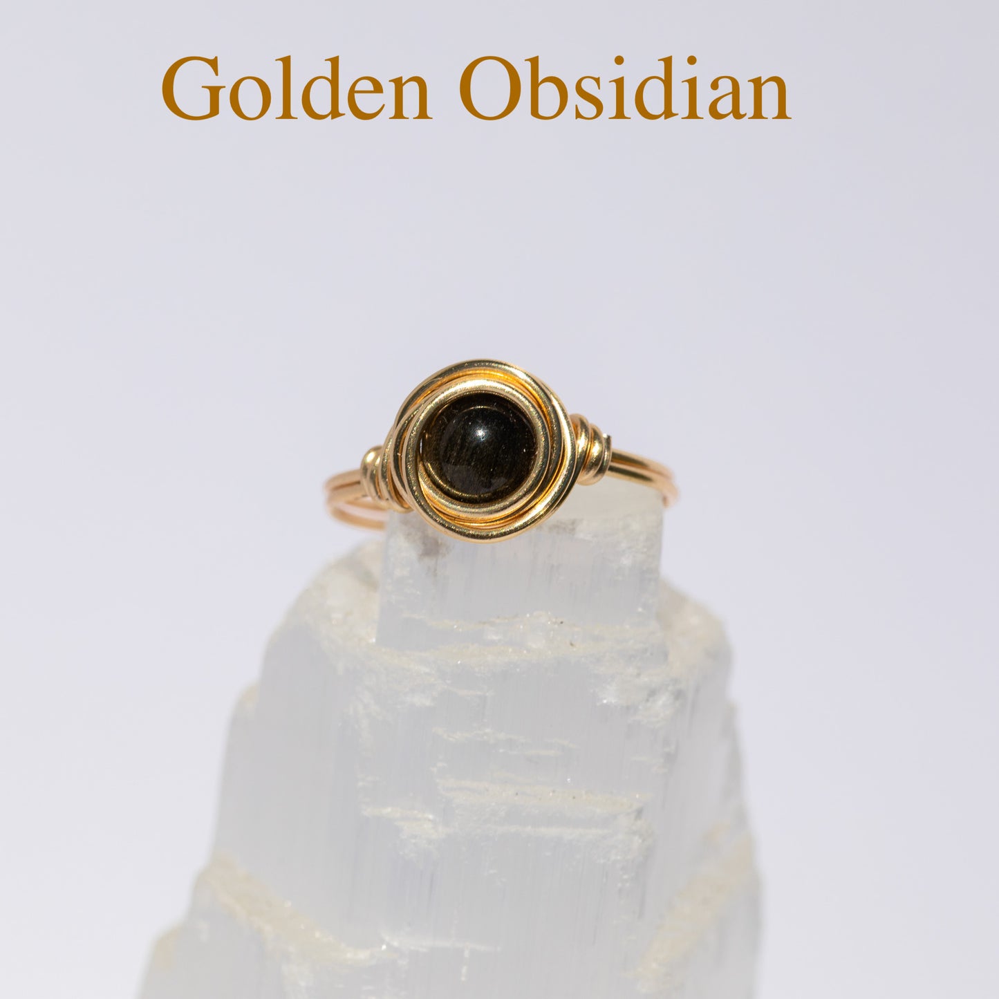 Anillo de piedras preciosas envuelto en alambre (oro)