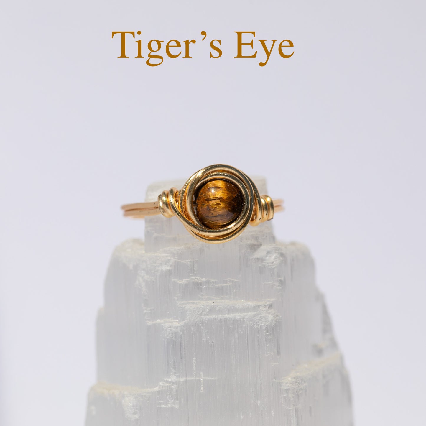 Anillo de piedras preciosas envuelto en alambre (oro)