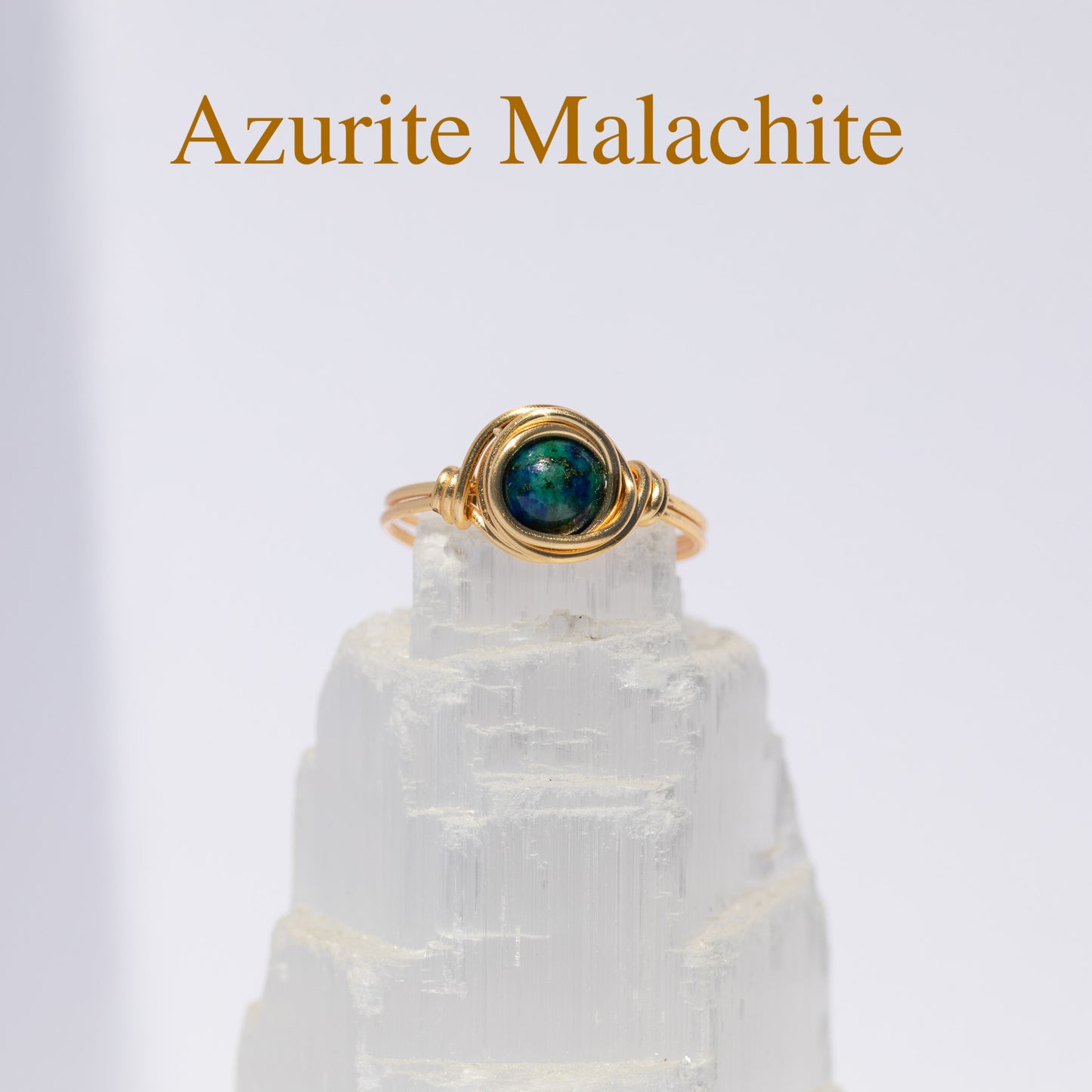 Anillo de piedras preciosas envuelto en alambre (oro)