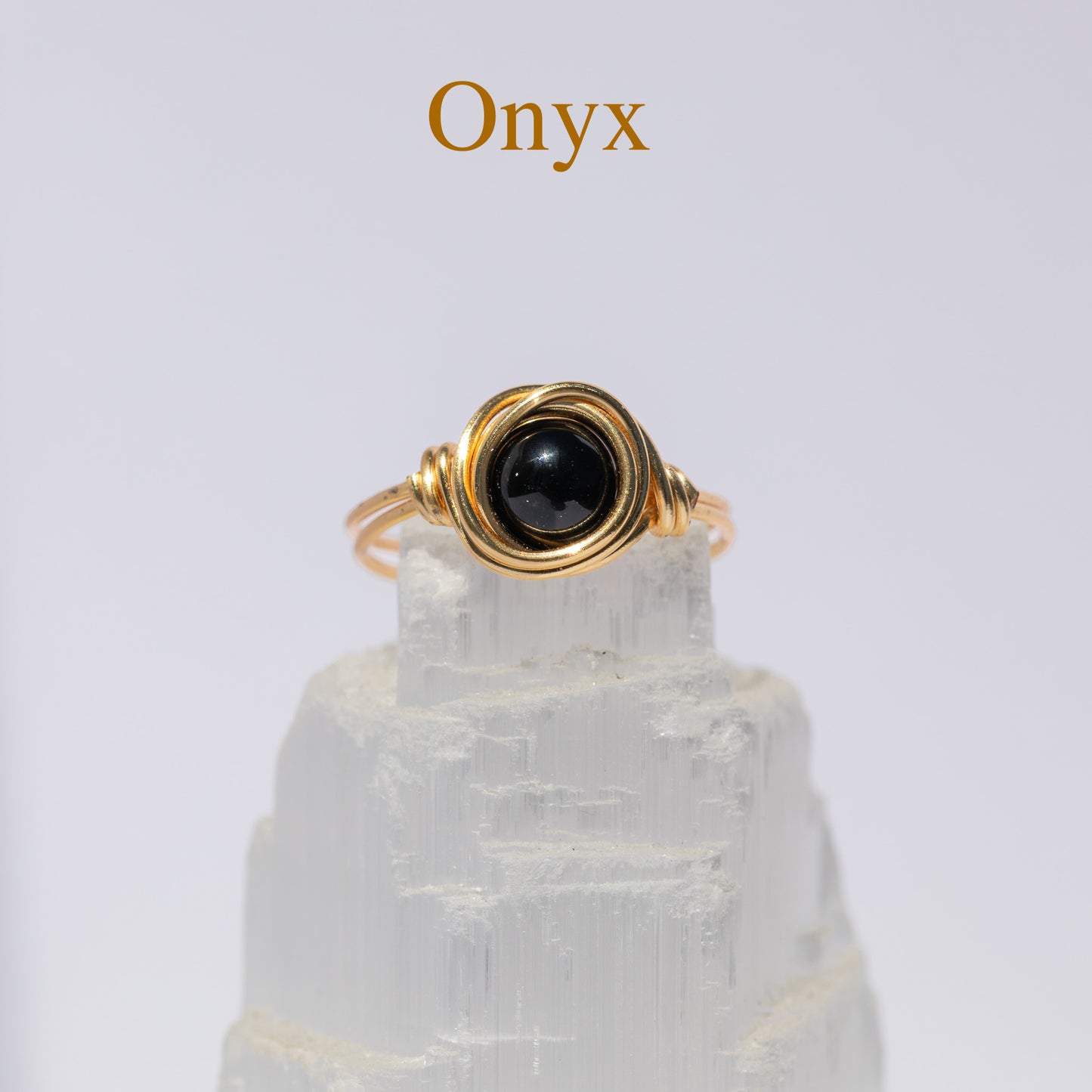 Anillo de piedras preciosas envuelto en alambre (oro)