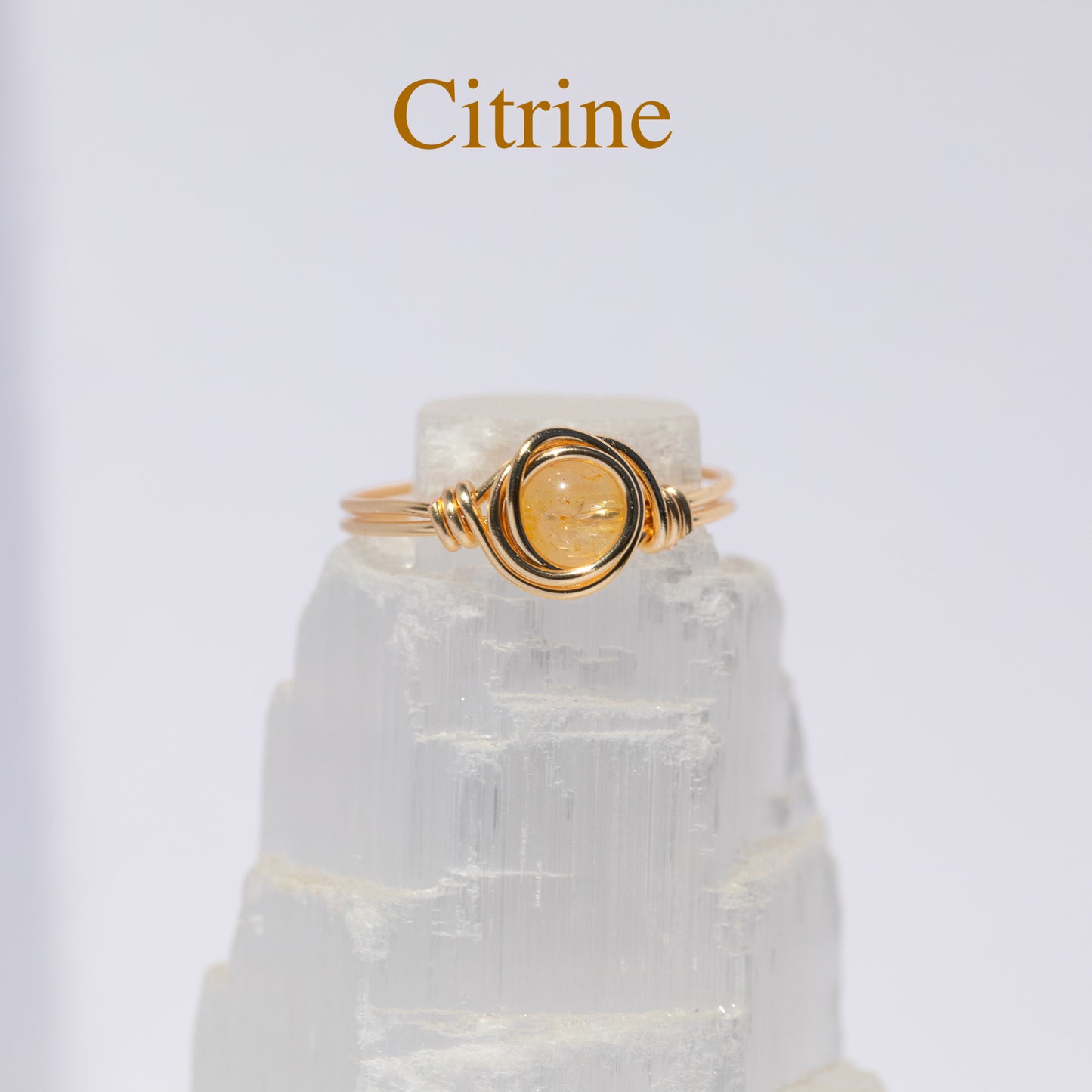Anillo de piedras preciosas envuelto en alambre (oro)