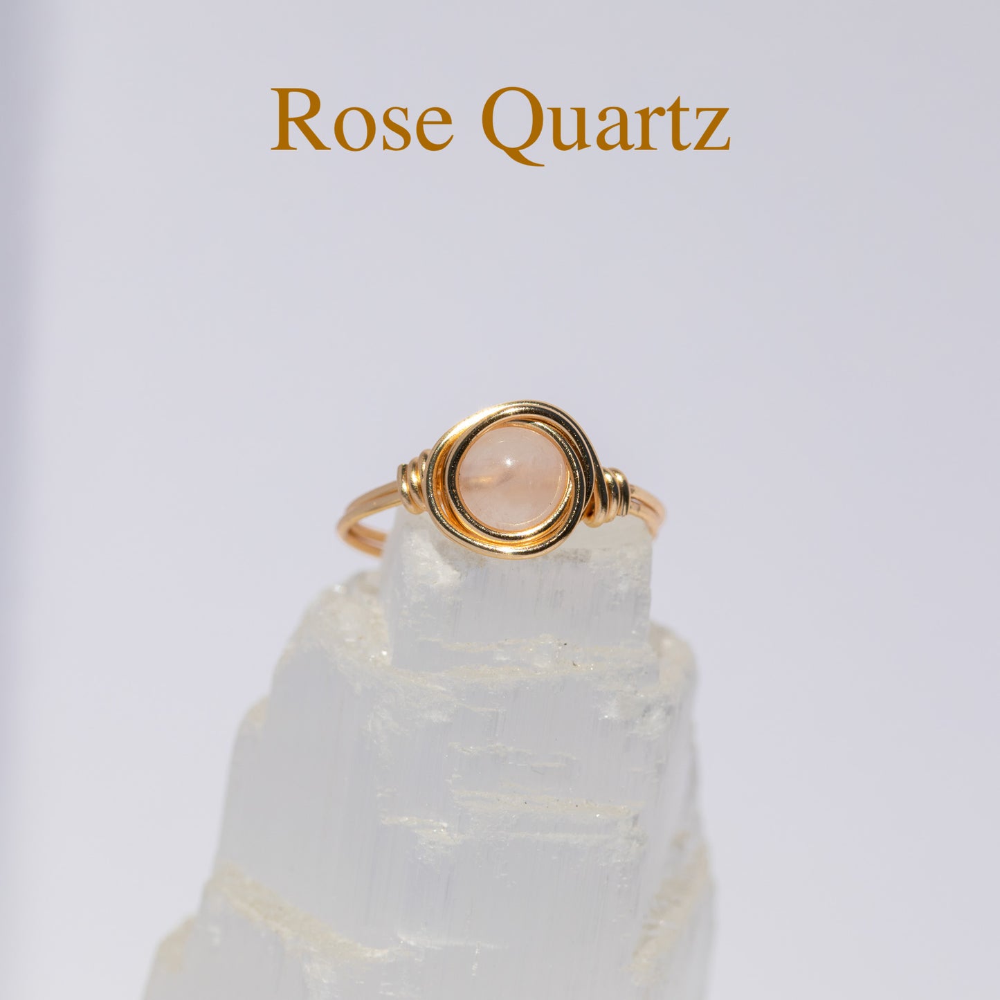 Anillo de piedras preciosas envuelto en alambre (oro)