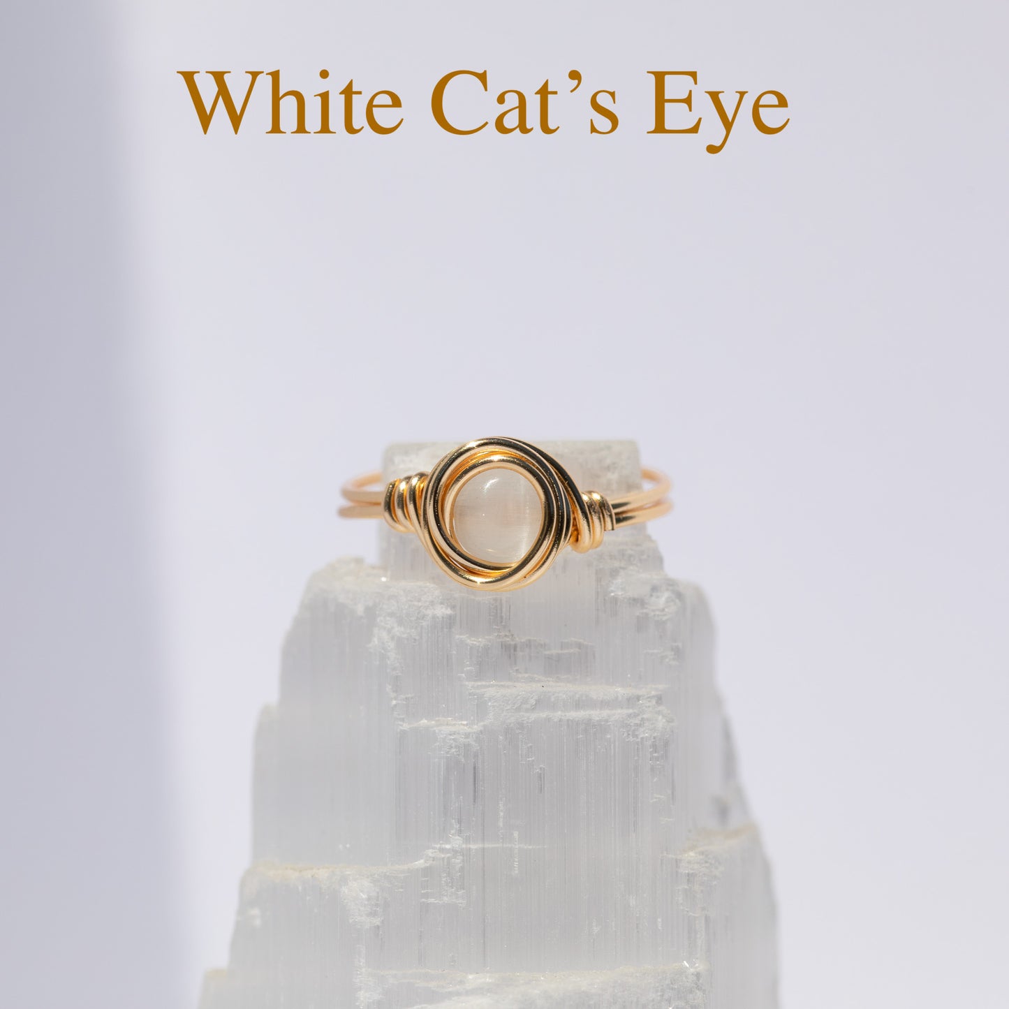 Anillo de piedras preciosas envuelto en alambre (oro)