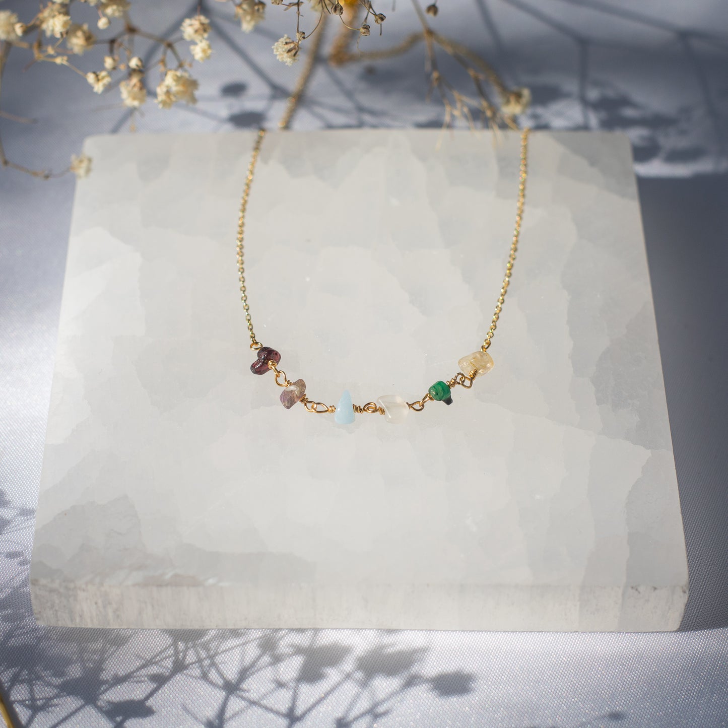 Gargantilla de cristal de forma libre con piedra de nacimiento familiar personalizada