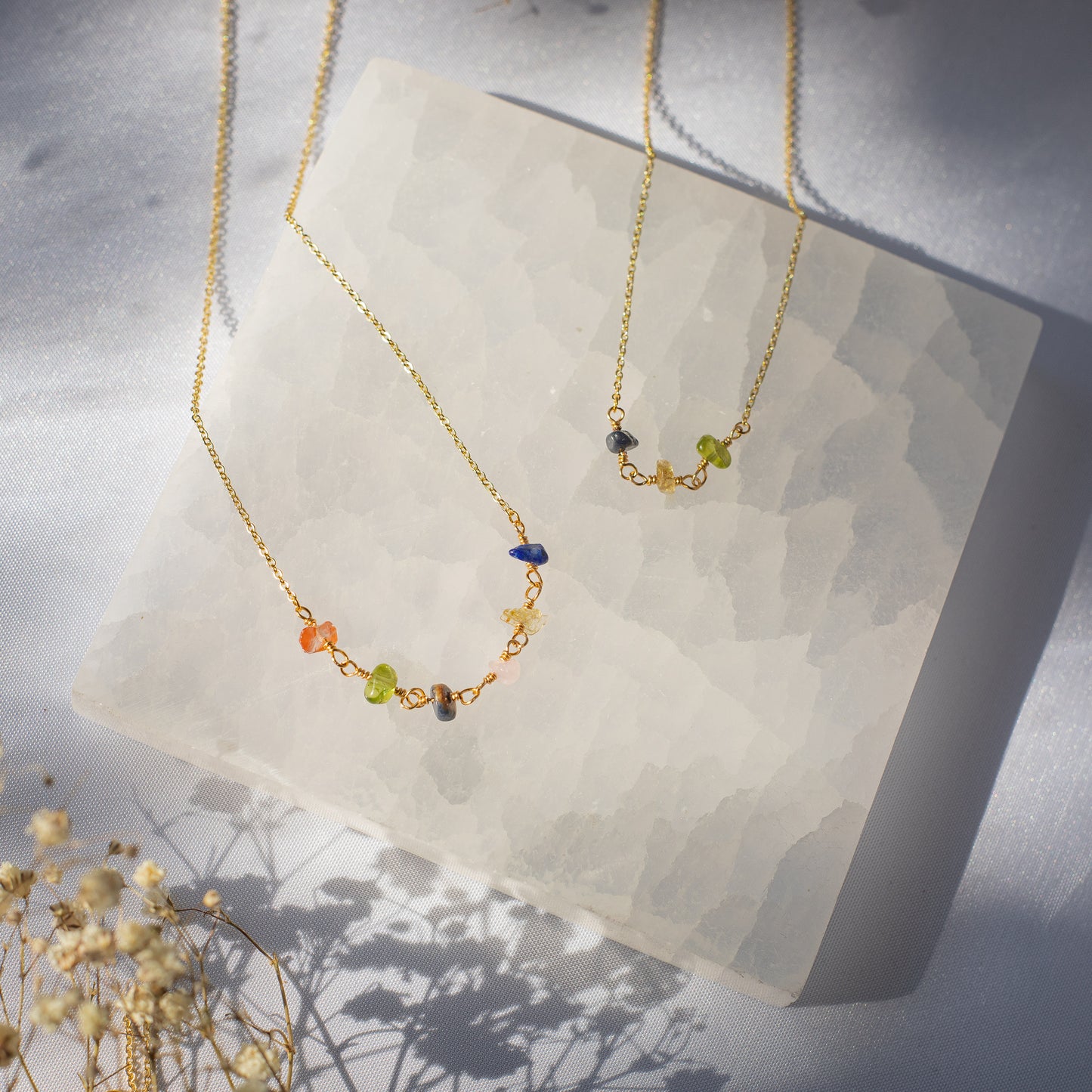 Gargantilla de cristal de forma libre con piedra de nacimiento familiar personalizada
