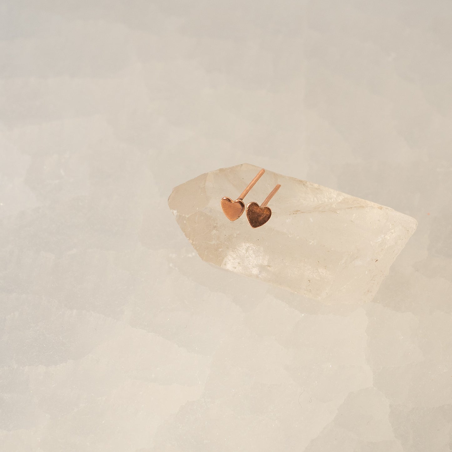 Pequeños pendientes de corazón de cobre