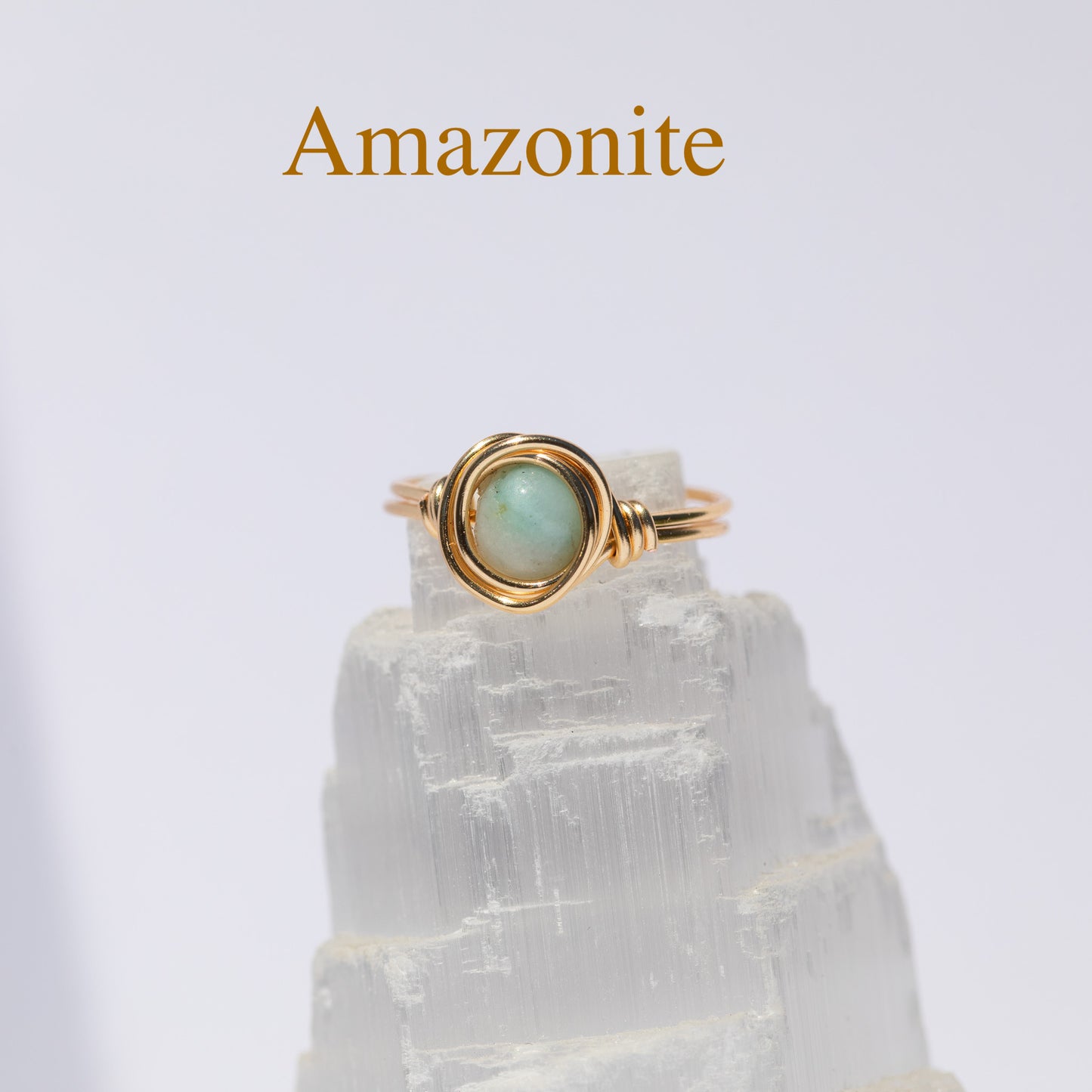 Anillo de piedras preciosas envuelto en alambre (oro)