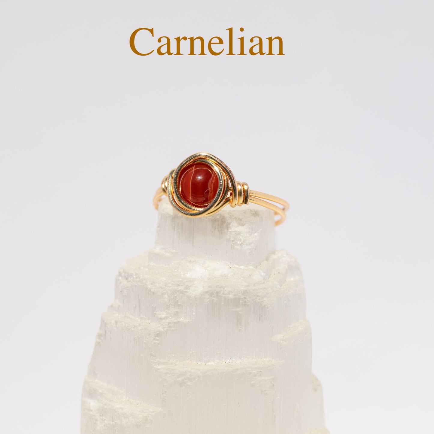 Anillo de piedras preciosas envuelto en alambre (oro)