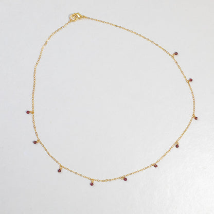 Gargantilla con cuentas colgantes y piedra de nacimiento (rellena de oro de 14 k)